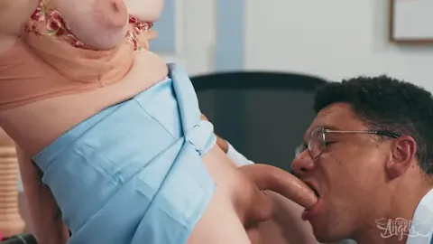 Blake Lovely lässt sich von Andre Stone über den Tisch ficken – Kostenloser Trans-Fick – TransFlix