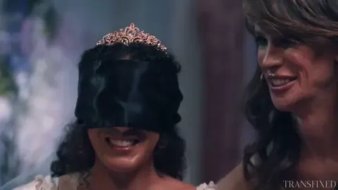 زاريا أورا وغري بيريير في تبادل الأدوار مع عروسة الاستريبتيز في حفل العزوبية المجاني – TransFap
