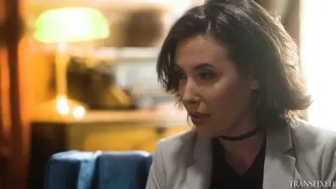 Transference S01 – La rossa Jean Hollywood si fa scopare la figa da Casey Calvert *Porn XXX Gratis* – TransFap