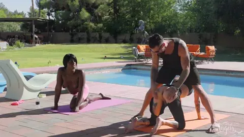 Ebony Ana Andrews & die tätowierte Rothaarige Billie Beaumont – Yoga-Fickerei – Kostenloser XXX-Porno – TransFap
