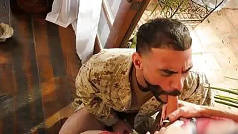 Busige TS Marissa Minx bläst ihrem Army-Mann einen und vögelt ihn