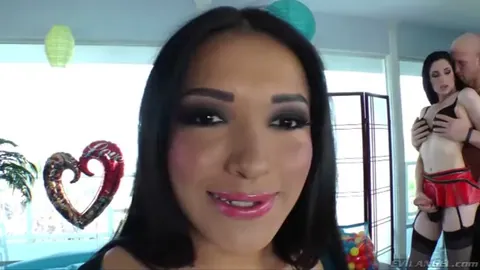 Maschione si fa una trans a tre con due trans