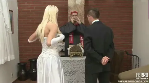Blonde Shemale vögelt ihren neuen schwulen Ehemann im Arsch