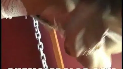 Rayka Martin masturbiert sich bis zum Abspritzen