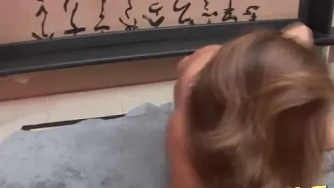 Aşırı heyecanlı sütlü göğüsleriyle kendini şiddetle okşayan