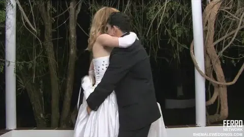 Frocio eccitato si fa inculare dalla neo sposa