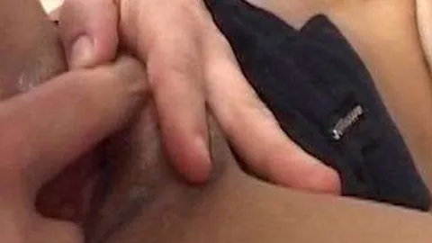 Teen brasileña chupa y se lleva dos pollas grandes con un buen creampie anal