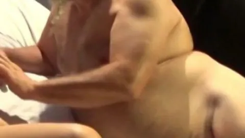 ثلاثة قضبان تملأها كعبة مثل الخنازير