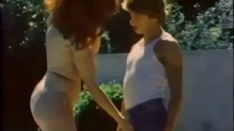 Shemale tettona spompinata dal giardiniere
