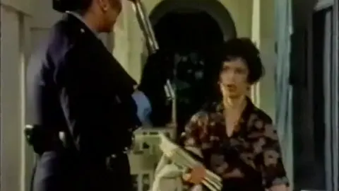 Trans-Tittenmilch gießt sich einen Blowjob im Bad