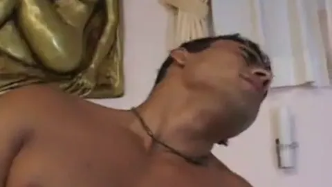 Un gay eccitato che si fa scopare nel culo da una troia