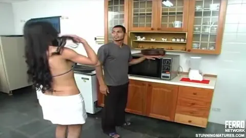 Scopata anale in cucina con gay e mora