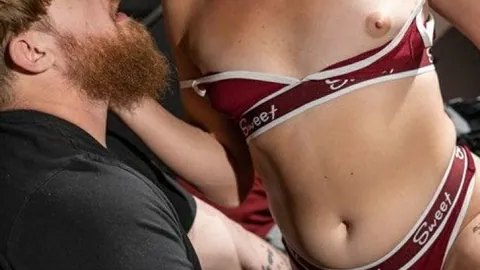 Blonde Schönheit Kalli Grace kommt ab Anal