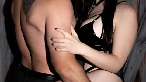 Busige Trans Roxxie Moth verdient sich eine Creampie